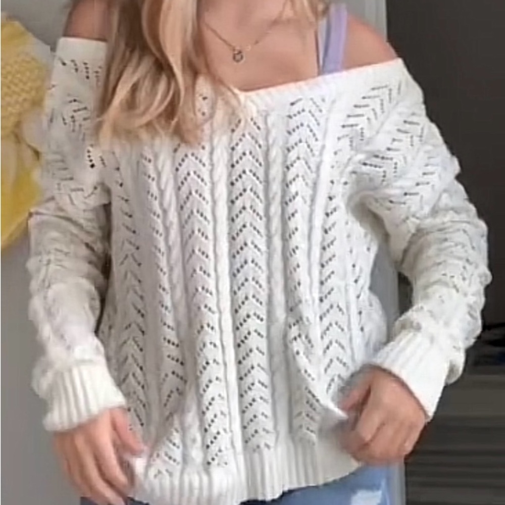 Francesca’s Twist Knot White Sweater Size Medium